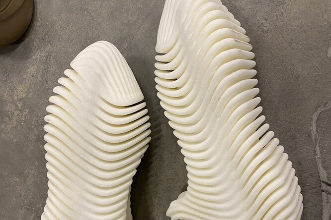 Канье Уэст показал фото новых моделей Yeezy Boost. Их уже сравнили с картофелем, сушкой для посуды и презервативами Канье Уэст показал фото новых моделей Yeezy Boost. Их уже сравнили с картофелем, сушкой для посуды и презервативами