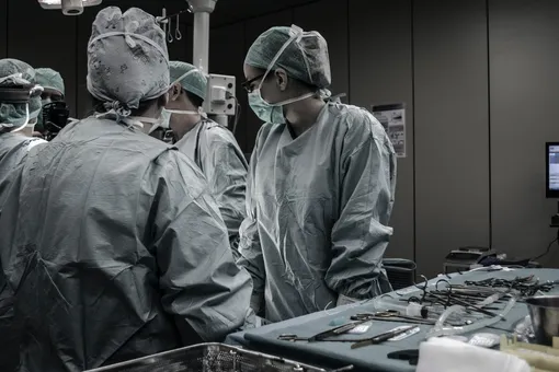 В США пластический хирург явился в суд через Zoom прямо во время операции