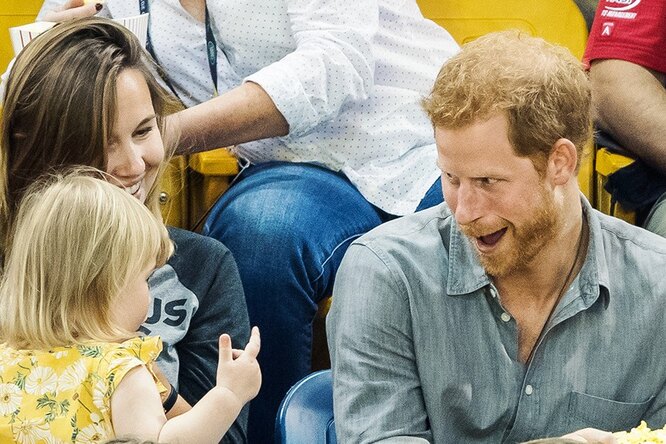 Посмотрите, как двухлетняя девочка ворует попкорн у принца Гарри