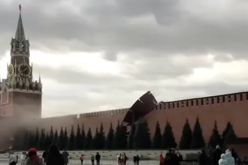 Отменены авиарейсы, повреждены зубцы Кремля, падают деревья и заборы: последствия сильного ветра в Москве — в фотографиях и видео