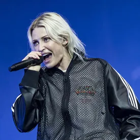 Эмили Армстронг из Linkin Park побрила фаната на сцене во время фестиваля