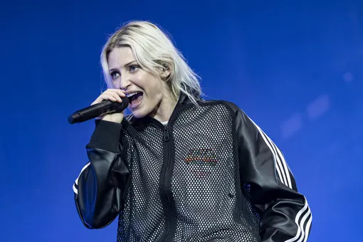 Эмили Армстронг из Linkin Park побрила фаната на сцене во время фестиваля Эмили Армстронг из Linkin Park побрила фаната на сцене во время фестиваля