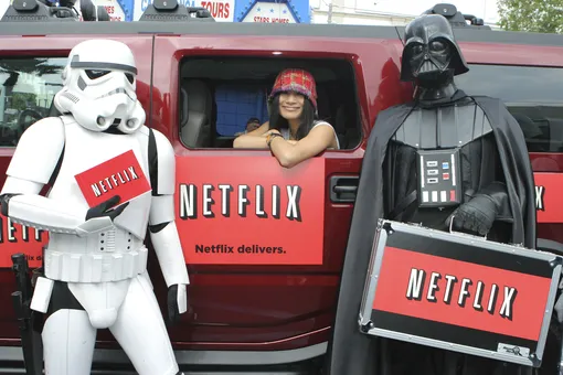 Бай Лин во время акции Netflix, в рамках которой она раздавала DVD поклонникам, ожидающим в очереди на первый показ фильма «Звёздные войны. Эпизод III: Месть ситхов»