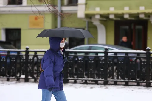 В Москве из-за ледяного дождя возникли пробки на дорогах, задерживаются поезда и самолеты