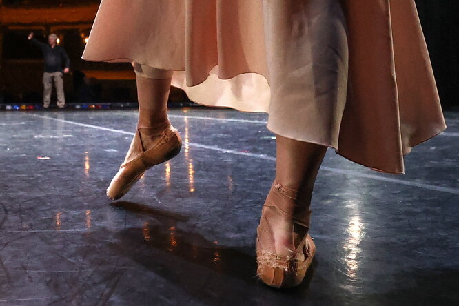 Гендиректор Большого театра заявил, что из-за санкций балерины остались без пуантов. Позднее он сказал, что имел в виду вовсе не это