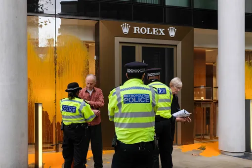 Экоактивисты распылили оранжевую краску на несколько зданий в центре Лондона