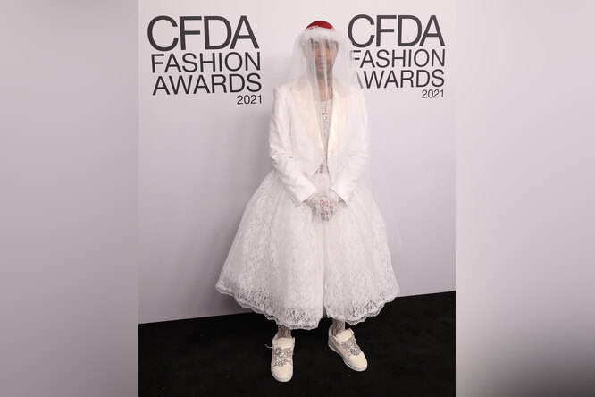 Рэпер Kid Cudi снова надел платье на выход — на этот раз свадебное Рэпер Kid Cudi снова надел платье на выход — на этот раз свадебное