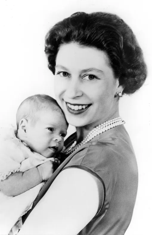 Королева Елизавета II и принц Эндрю в объективе Сесила Битона, 1960