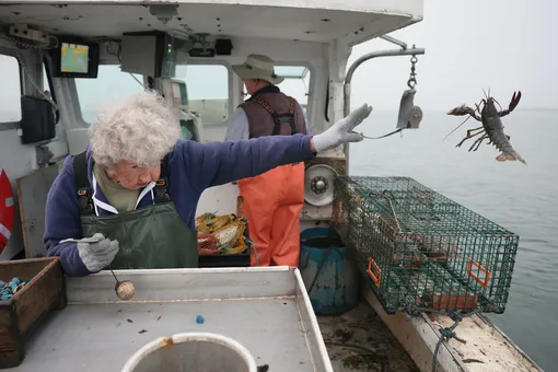 101-летняя рыбачка эффектно швырнула лобстера и стала мемом. В соцсетях ее сравнивают с Тором и другими супергероями