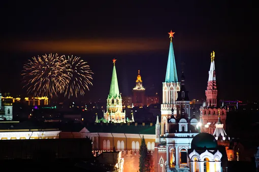 Где отмечать Новый год, если вы остаетесь в Москве: праздничный ужин в отеле St Regis.