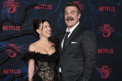 Милли Бобби Браун и Дэвид Харбор опровергли слухи о конфликте на премьере «Очень странных дел» Милли Бобби Браун и Дэвид Харбор опровергли слухи о конфликте на премьере «Очень странных дел»