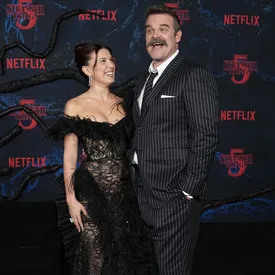 Милли Бобби Браун и Дэвид Харбор опровергли слухи о конфликте на премьере «Очень странных дел»