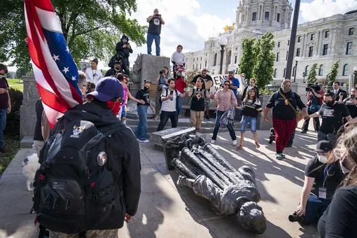 Протестующие в США сносят памятники Христофору Колумбу. Его обвиняют в геноциде коренного населения страны