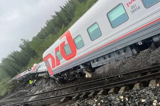На месте крушения пассажирского поезда в Коми обнаружены тела двух погибших. По данным Минздрава, пострадали около 40 человек На месте крушения пассажирского поезда в Коми обнаружены тела двух погибших. По данным Минздрава, пострадали около 40 человек