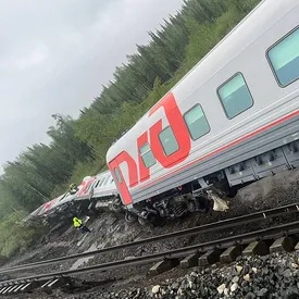 На месте крушения пассажирского поезда в Коми обнаружены тела двух погибших. По данным Минздрава, пострадали около 40 человек