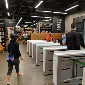 Amazon откажется от системы самообслуживания в магазинах США. Оказалось, что за работой искусственного интеллекта следили тысячи сотрудников из Индии