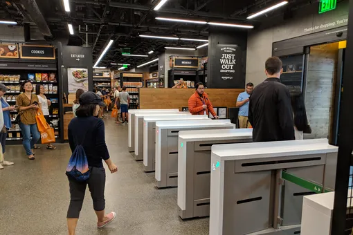 Amazon откажется от системы самообслуживания в магазинах США. Оказалось, что за работой искусственного интеллекта следили тысячи сотрудников из Индии