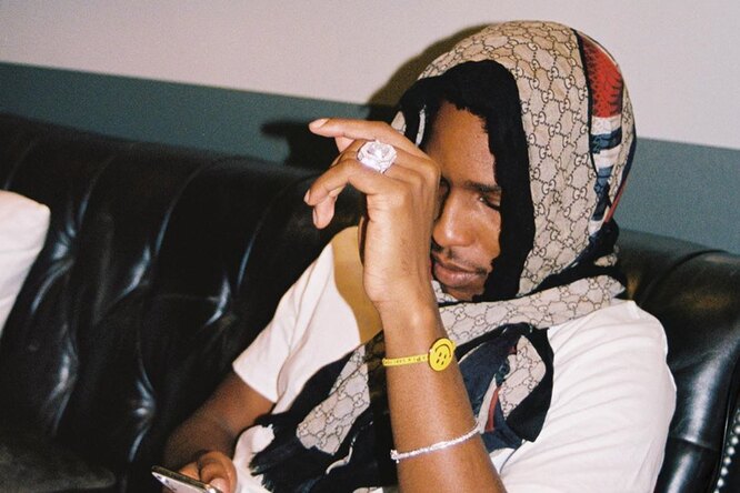Видеоинструкция: A$AP Rocky показал, как завязывать косынку babushka Видеоинструкция: A$AP Rocky показал, как завязывать косынку babushka