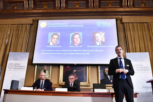 Нобелевскую премию по экономике присудили за экспериментальный подход к борьбе с бедностью
