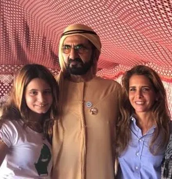 Шейх Дубая Мухаммед аль-Мактум, принцесса Хайя бинт аль-Хусейн (справа) и их дочь Аль Джалиля

