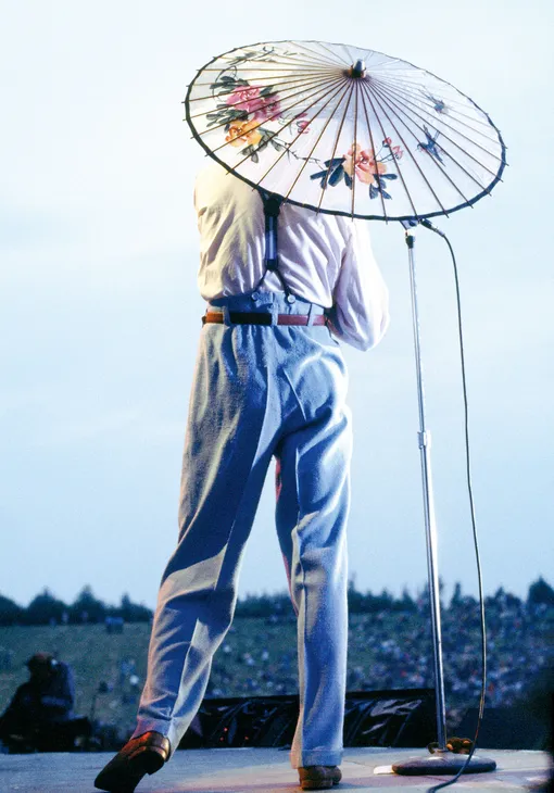 Дэвид Боуи на сцене фестиваля Milton Keynes Bowl