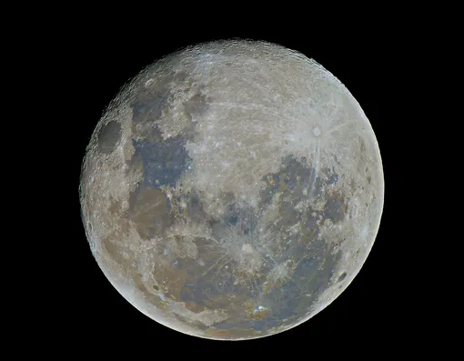 Американец Эндрю МакКарти сделал 50 тысяч снимков Луны и собрал их в один снимок с разрешением 81 мегапиксель.