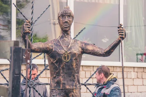 В Пермском крае установили скульптуру лыжника, которого уже называют женихом Аленки из Нововоронежа