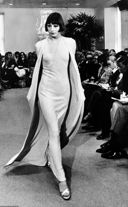 Анджелика Хьюстон на показе Halston, 1972