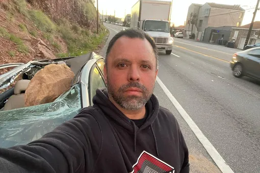 Калифорниец вышел из машины поговорить по телефону — через мгновение на его автомобиль упал огромный булыжник