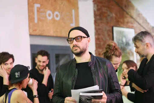 Кирилл Серебренников вышел на поклон с артистами после спектакля в «Гоголь-центре»