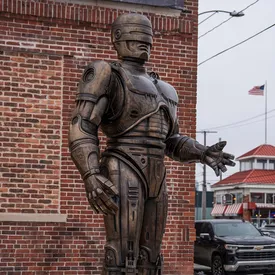 В Детройте установили трехметровую статую Робокопа