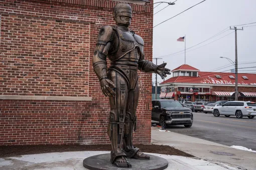 В Детройте установили трехметровую статую Робокопа В Детройте установили трехметровую статую Робокопа