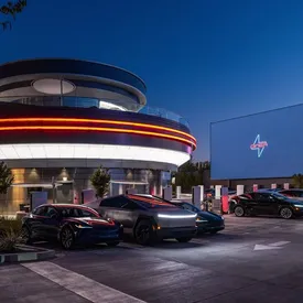 Илон Маск открыл круглосуточную закусочную Tesla Diner в Голливуде
