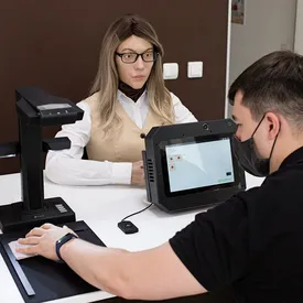 «Не болеет и не уходит в отпуск»: впервые в России в МФЦ начал работать человекоподобный робот «Не болеет и не уходит в отпуск»: впервые в России в МФЦ начал работать человекоподобный робот