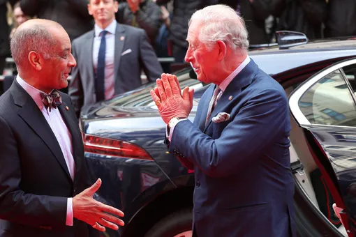 Принц Чарльз дважды протянул руку для рукопожатия, забыв о мерах предосторожности из-за коронавируса. Но вовремя опомнился