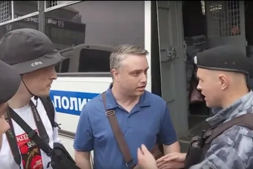 «Кто американца привел? Американец — свободен»: полиция задержала иностранца на марше в Москве и сразу отпустила