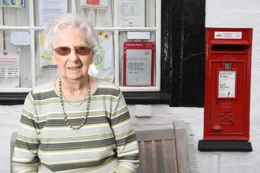 Старейшая женщина-почтальон Великобритании уволилась после 80 лет службы