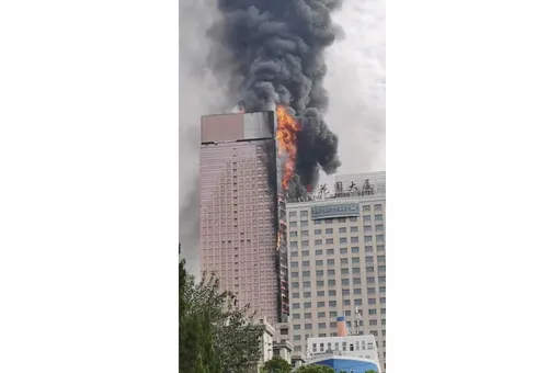 В Китае сильный пожар охватил 42-этажное офисное здание