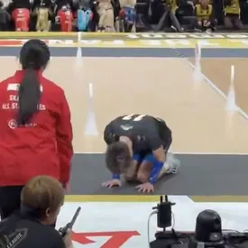 Японский волейболист оригинально извинился перед судьей. Запись матча завирусилась в сети