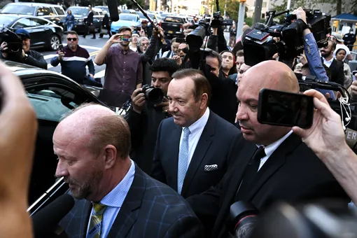 Кевин Спейси покидает здание суда в Нью-Йорке, 6 октября 2022 года