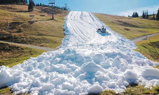 22 октября 2019 года — полоса снега, открытая для лыжников. Активисты, которые борются против изменений климата, призвали горнолыжные курорты переосмыслить свои действия на фоне того, что первый же австрийский курорт, который открылся в конце ноября, располагает лишь тонкой полоской снега на зеленой траве.