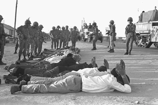Израильские войска охраняют пленных египетских солдат и палестинцев в начале Шестидневной войны 5 июня 1967 года в Рафахе, сектор Газа