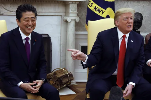 Премьер-министр Японии выдвинул Трампа на Нобелевскую премию мира. Об этом его попросил Белый дом