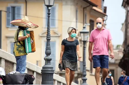 Жители Рима наслаждаются прогулкой в хорошую погоду