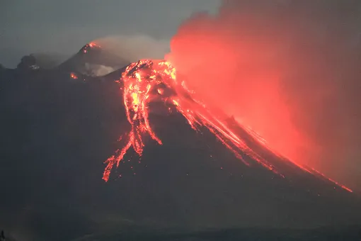 Ученые предупредили об опасности нахождения в районе активизировавшегося вулкана Шивелуч на Камчатке. Туристы продолжают приезжать