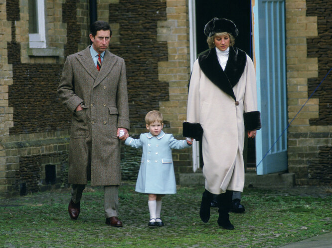 С маленьким принцем Гарри и принцессой Дианой в 198
