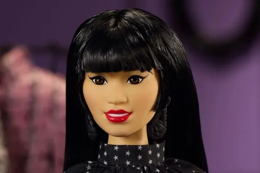 Mattel выпустила куклу Барби в образе модельера Анны Суи Mattel выпустила куклу Барби в образе модельера Анны Суи
