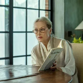 Сериалы марта: новый сезон «Мандалорца», Боб Оденкерк, переживающий кризис среднего возраста, и сериал-антология с Мерил Стрип