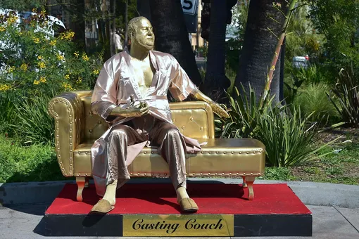 В Голливуде установили статую Вайнштейна. Художники выступили против «кастингов на диване»