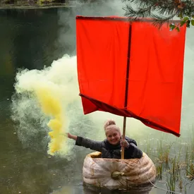 Петербурженка устроила сплав по реке на огромной тыкве весом 221 кг Петербурженка устроила сплав по реке на огромной тыкве весом 221 кг